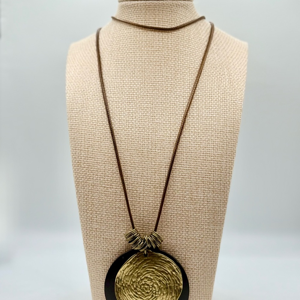 Elegant Gold and Brown Pendant Necklace